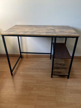 Escritorio con estanterías