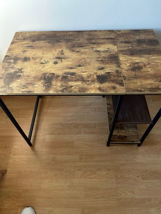 Escritorio con estanterías