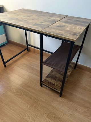 Escritorio con estanterías
