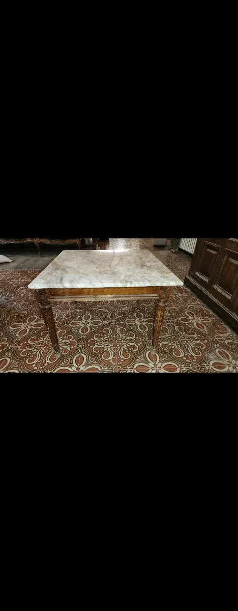 Mesa vintage mármol y patas talladas