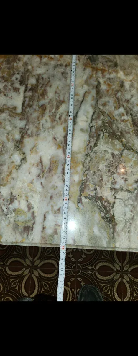 Mesa vintage mármol y patas talladas