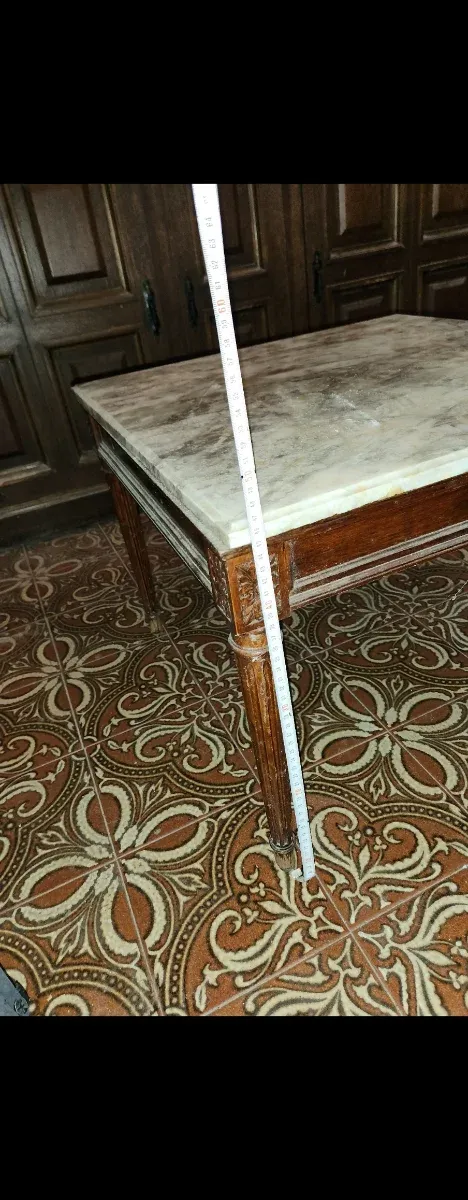 Mesa vintage mármol y patas talladas