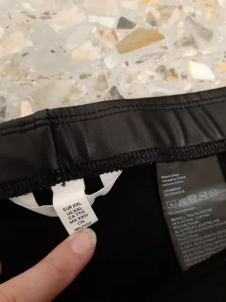 Pantalones cuero sintético