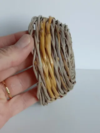 Piccolo cestino intrecciato