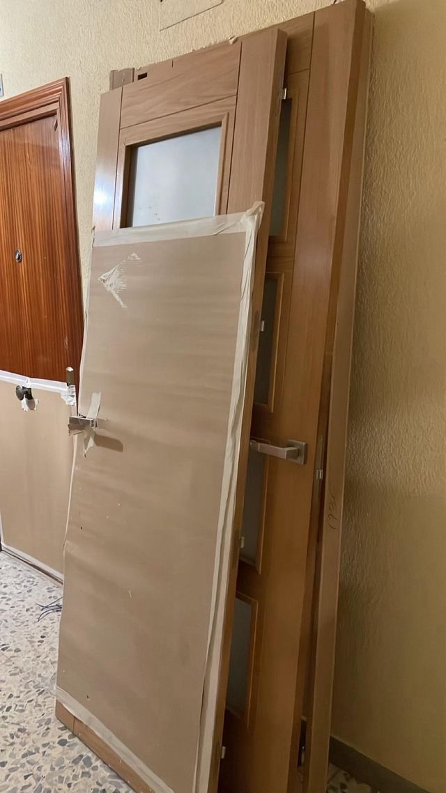 Puerta de madera con 3 cristales - 30€