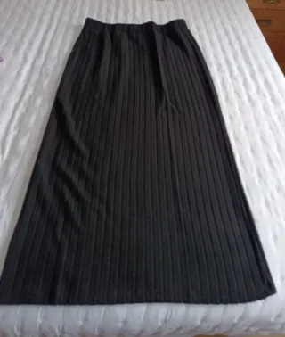 Conjunto Falda Larga Negra y Chaleco Lila