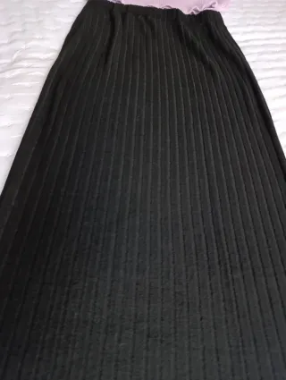 Conjunto Falda Larga Negra y Chaleco Lila