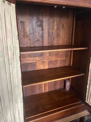 Armario de teca con puertas de tela