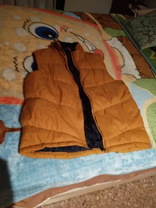 Chaleco naranja y negro