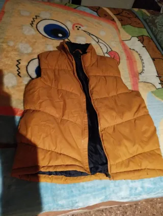 Chaleco naranja y negro