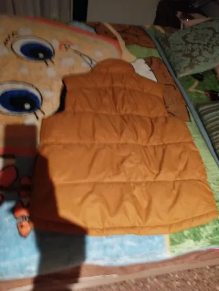 Chaleco naranja y negro