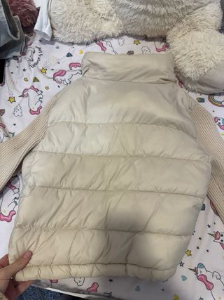 Chaqueta acolchada beige con mangas de punto