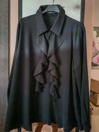 Blusa/camisa negra Shein con volantes