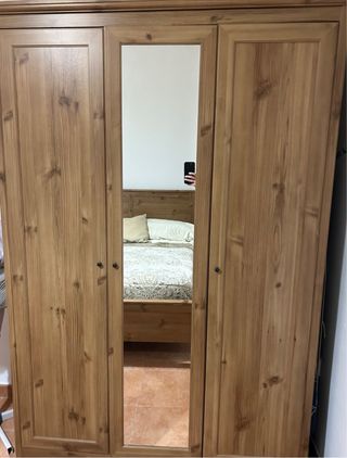 Armario de madera con espejo