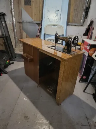 Máquina de coser antigua con mueble