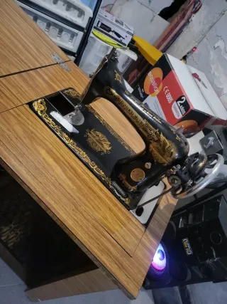 Máquina de coser antigua con mueble