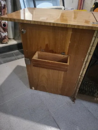 Máquina de coser antigua con mueble