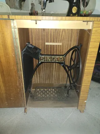 Máquina de coser antigua con mueble
