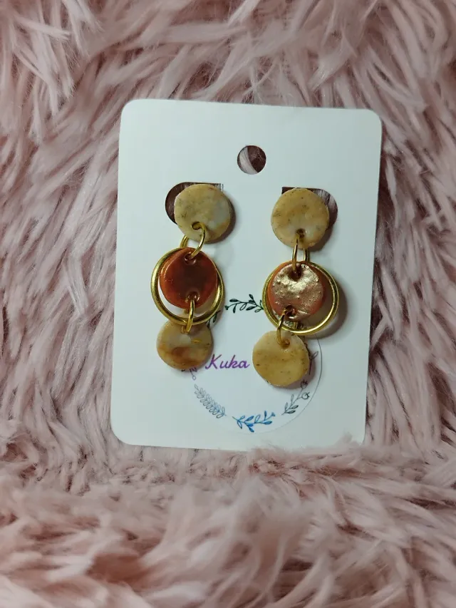 Pendientes artesanales dorados y naranjas