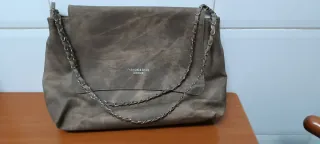 Bolso informal gris con cadena