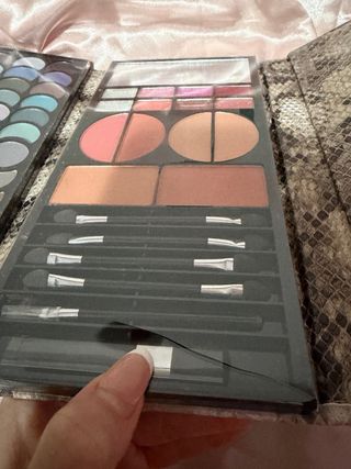 Estuche de maquillaje con sombras y coloretes