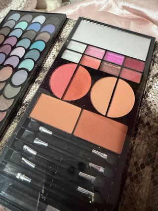 Estuche de maquillaje con sombras y coloretes