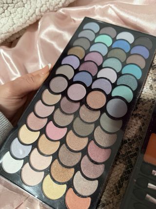 Estuche de maquillaje con sombras y coloretes