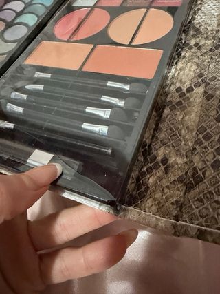 Estuche de maquillaje con sombras y coloretes