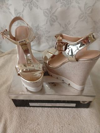 Sandalias doradas cuña talla 37