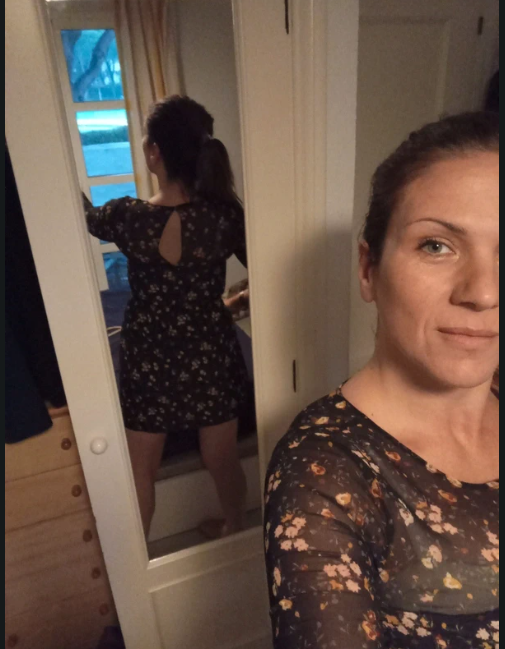 Vestido Stradivarius floral negro manga francesa