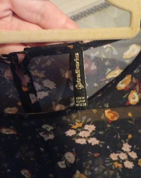 Vestido Stradivarius floral negro manga francesa