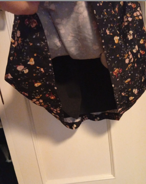 Vestido Stradivarius floral negro manga francesa