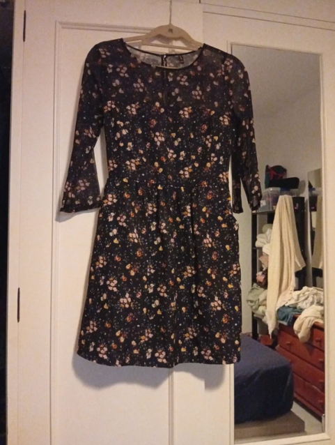 Vestido Stradivarius floral negro manga francesa