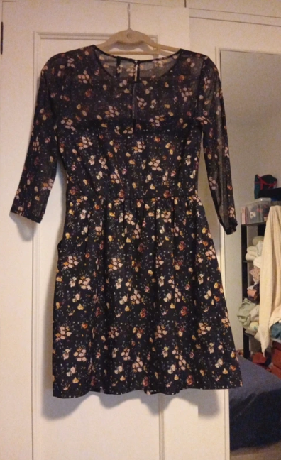 Vestido Stradivarius floral negro manga francesa