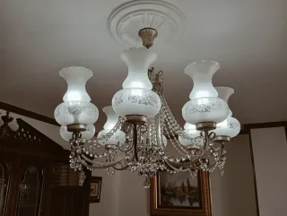 Lámpara de araña dorada con cristales