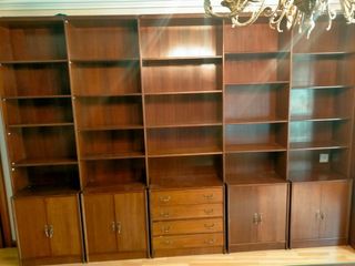 Estantería completa de madera en buen estado