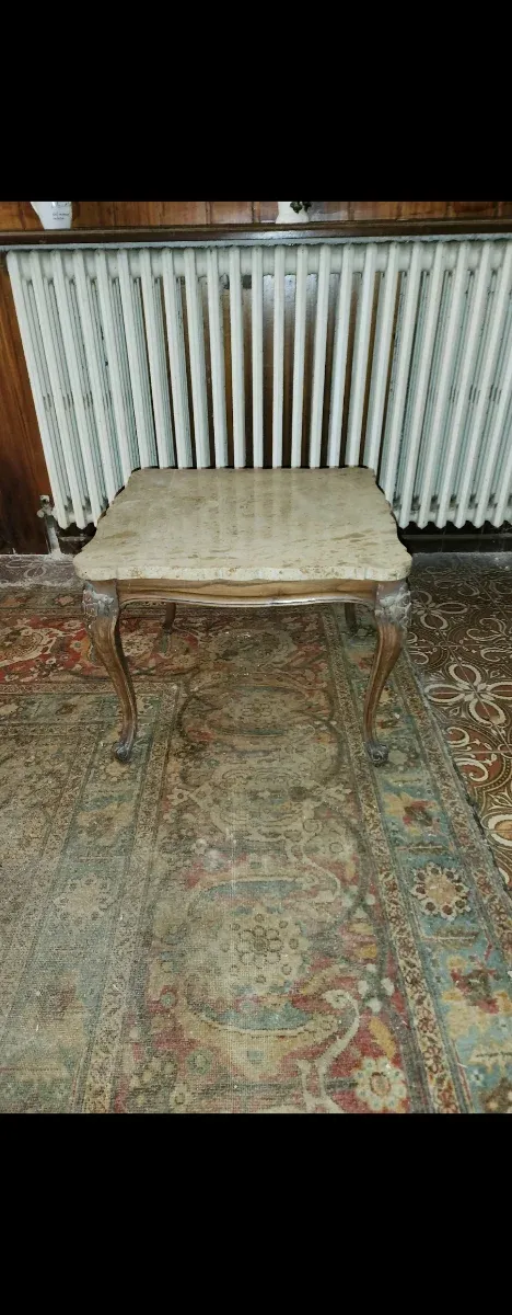 Mesa auxiliar mármol y patas madera tallada
