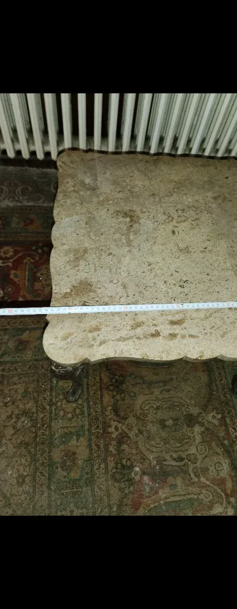 Mesa auxiliar mármol y patas madera tallada