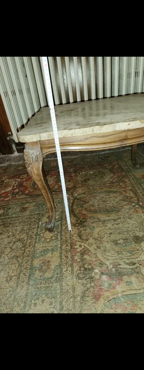 Mesa auxiliar mármol y patas madera tallada