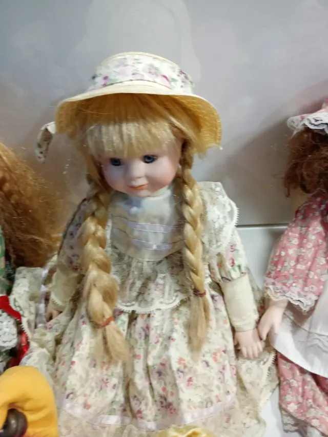 Lott di bambole in porcellana e clown