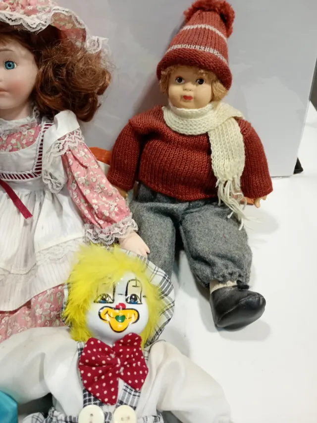 Lott di bambole in porcellana e clown