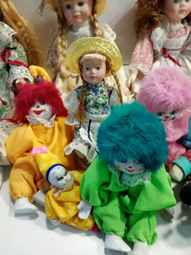 Lott di bambole in porcellana e clown