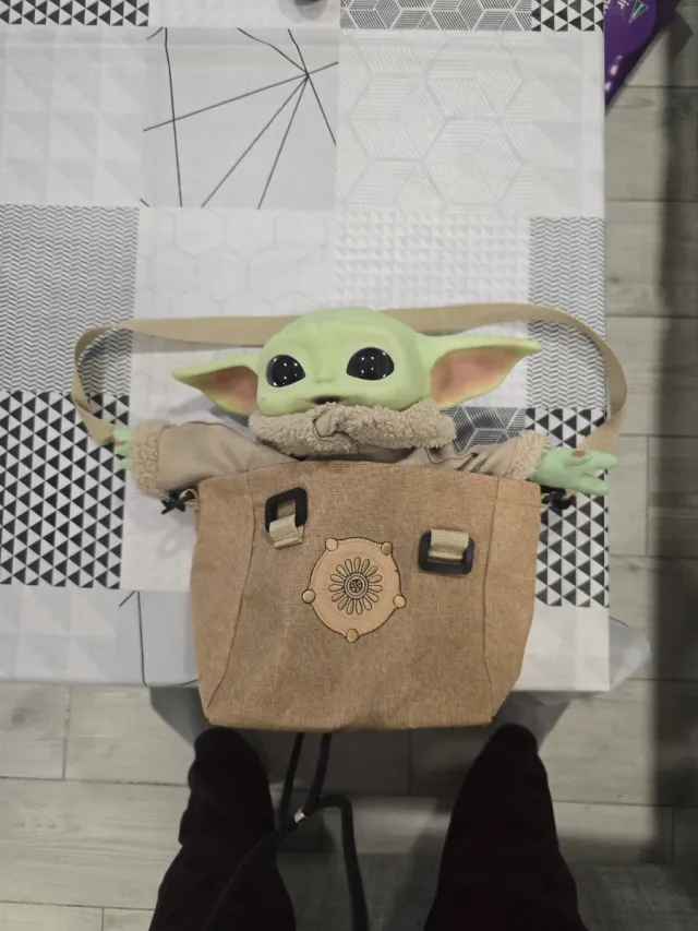 Muñeco Baby Yoda con bolsa