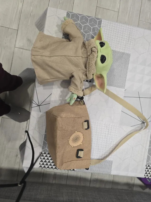Muñeco Baby Yoda con bolsa