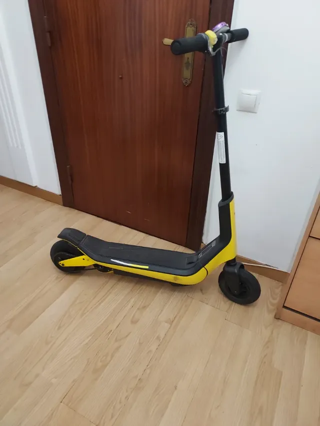 Patinete eléctrico amarillo y negro