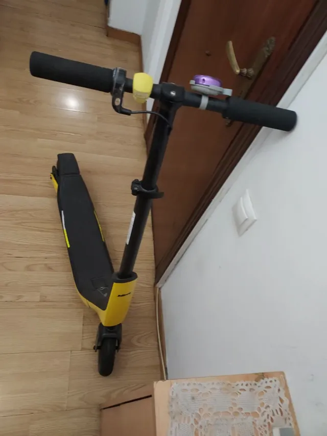 Patinete eléctrico amarillo y negro