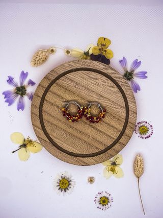 Pendientes aro abalorios rojos y plateados