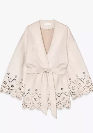 Gabardina/Chaqueta Zara troquelada beige