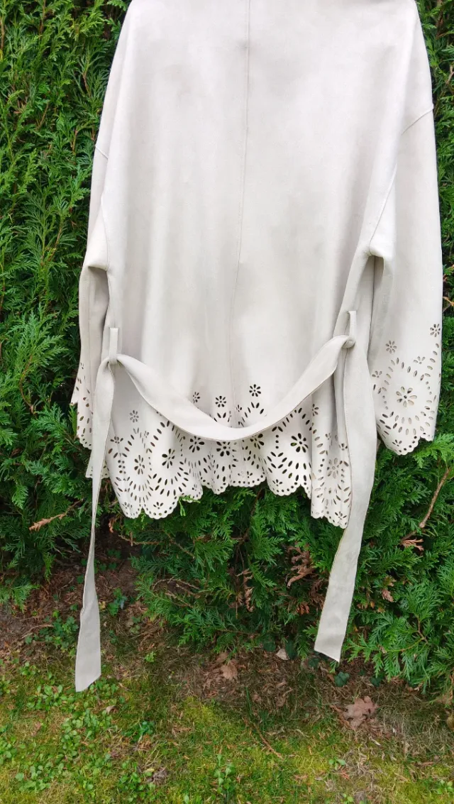 Gabardina/Chaqueta Zara troquelada beige