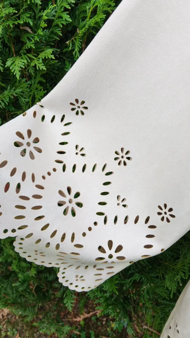 Gabardina/Chaqueta Zara troquelada beige